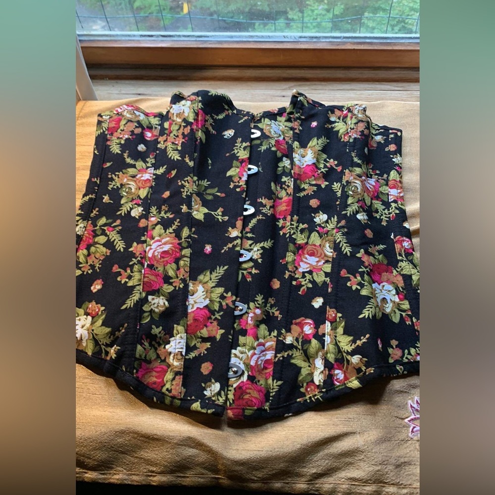 Floral apperloth large corset